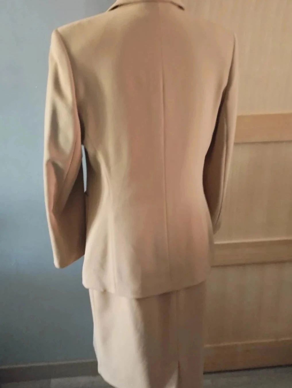 Tailleur falda color marrón claro,Top 3 Suisses, T40 – photo 3